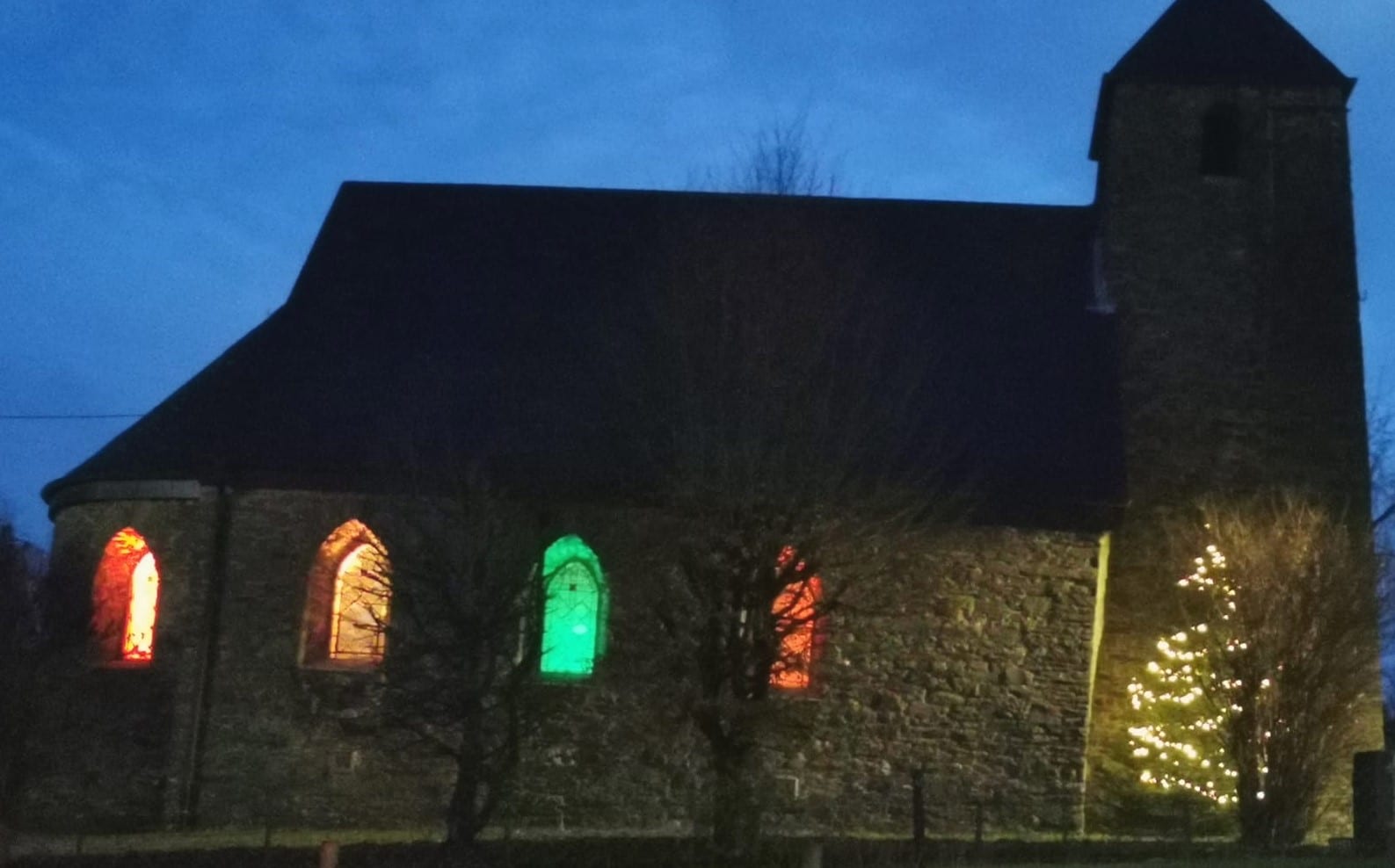 Kapelle 4 Adventsfenster Das 4. Adventsfenster ist erleuchtet